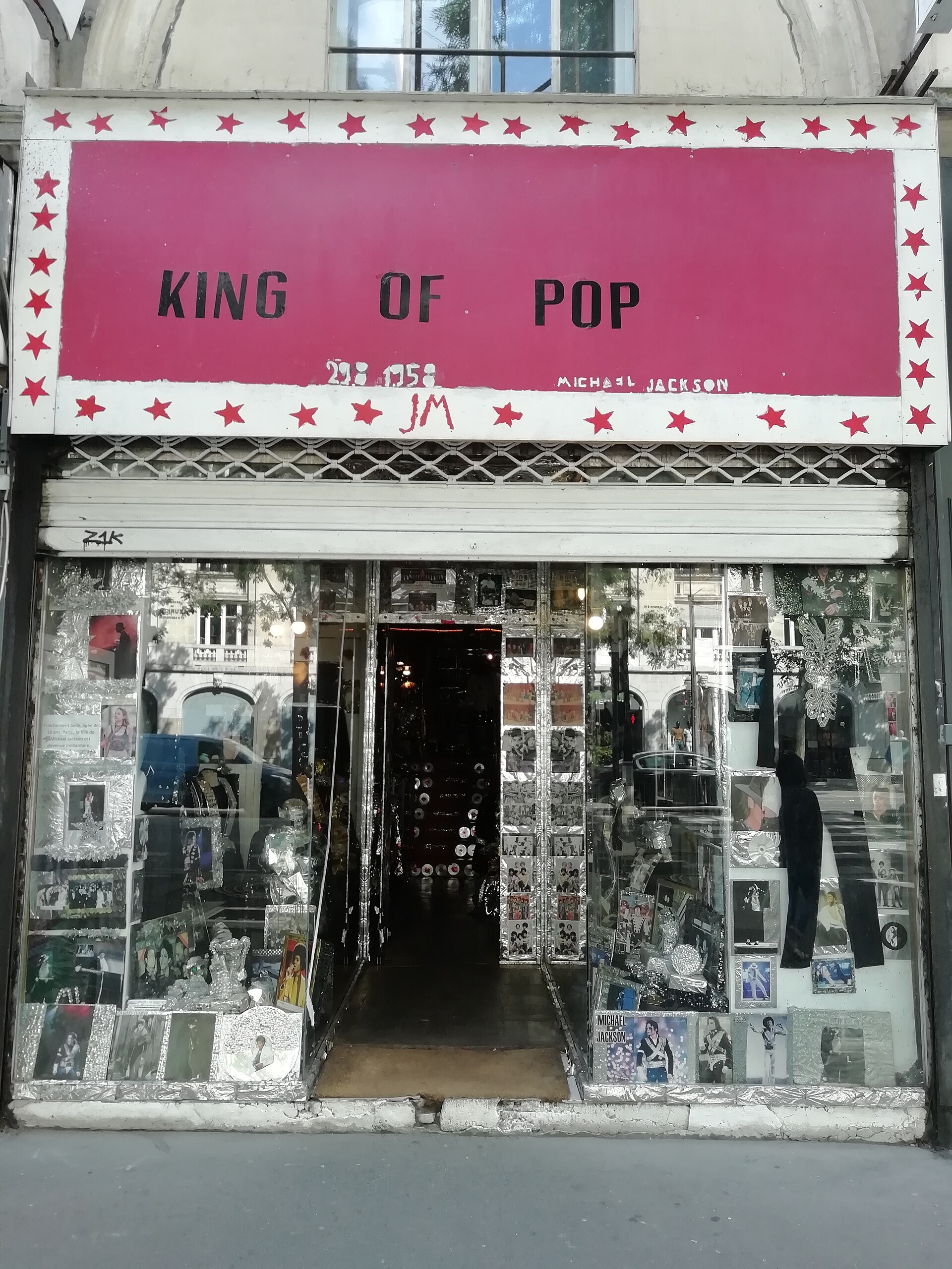 The King of Pop shop in Paris, a store devoted entirely to Michael Jackson. — ManoSolo13241324, CC BY-SA 4.0 (Wikimedia Commons)
