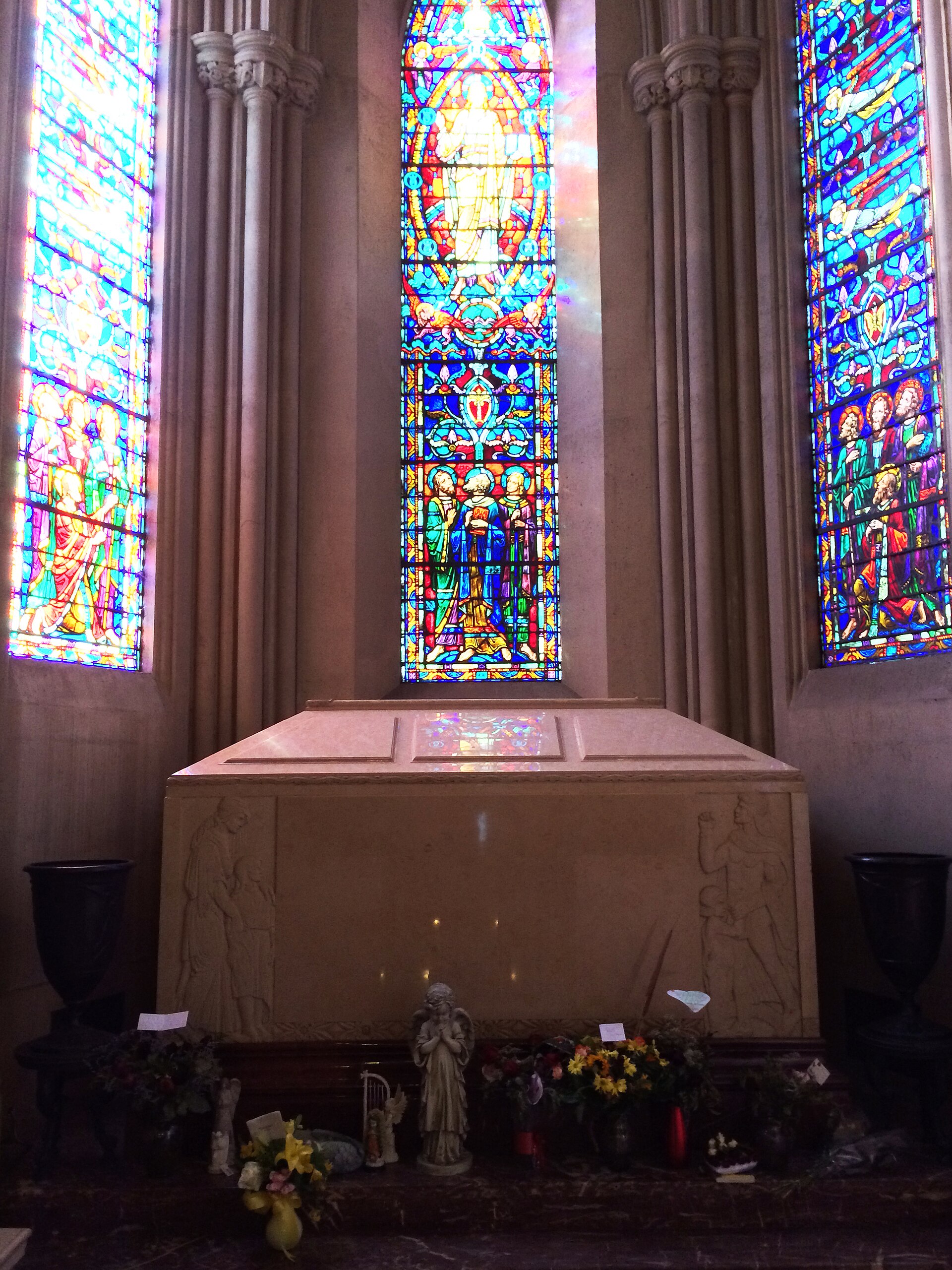 The tomb of Michael Jackson in the Great Mausoleum at Forest Lawn, Glendale. — Arthur Dark, CC BY-SA 4.0 (Wikimedia Commons)