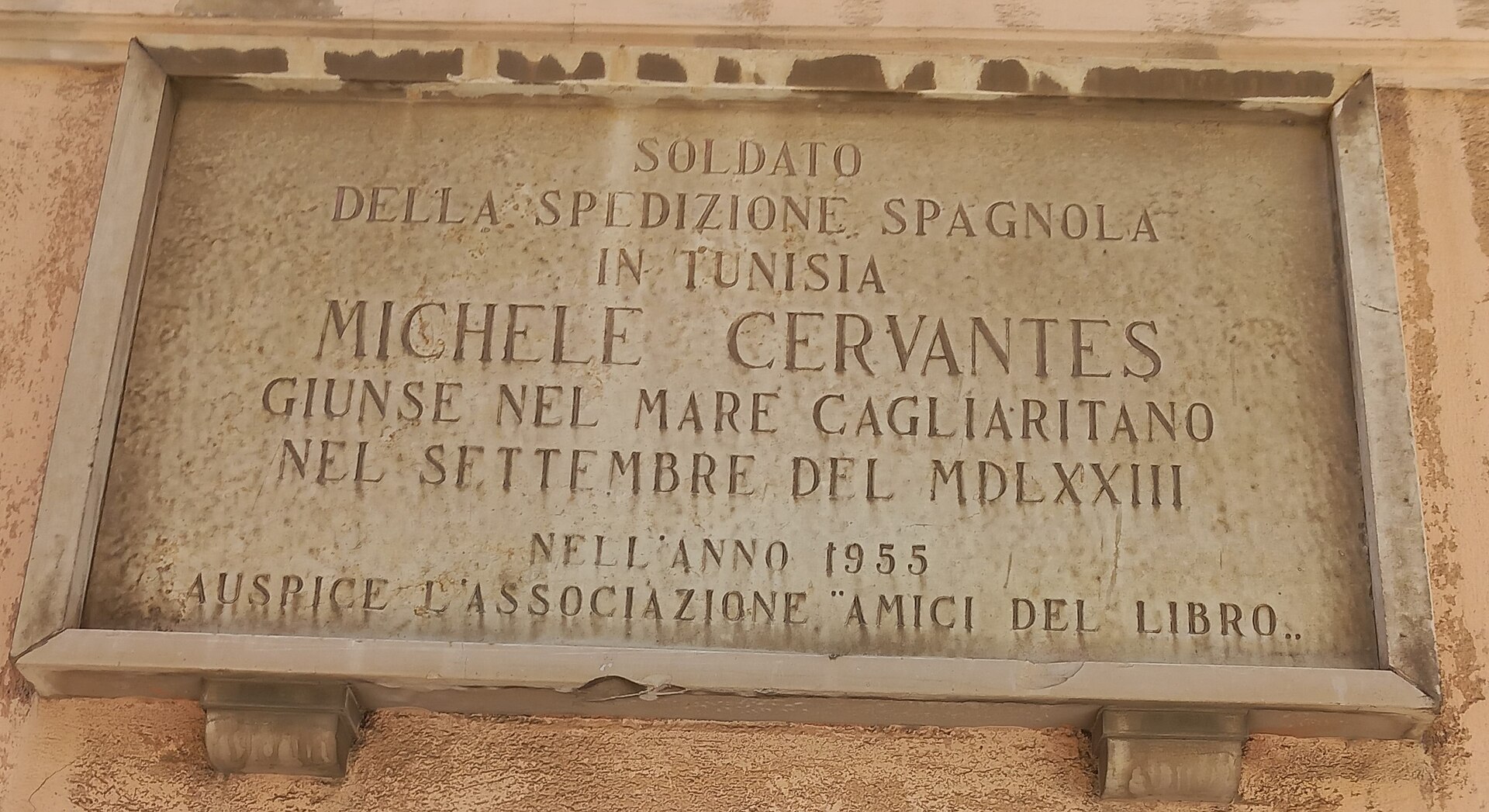 A plaque in Cagliari recalling Miguel de Cervantes' stay there in 1573. — Ricercastorica, CC BY-SA 4.0 (Wikimedia Commons)