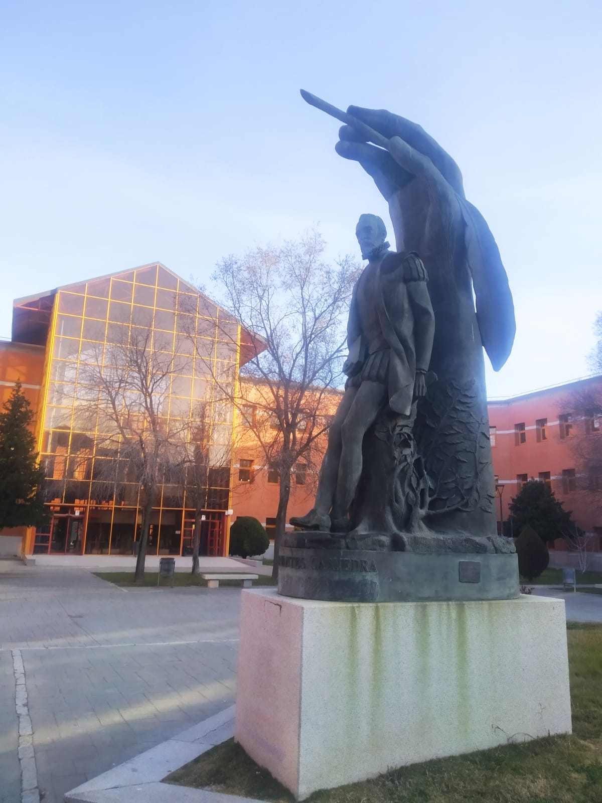 A statue of Miguel de Cervantes in the courtyard of the Rey Juan Carlos University in Vicálvaro. — Pepemadariaga, CC BY-SA 4.0 (Wikimedia Commons)
