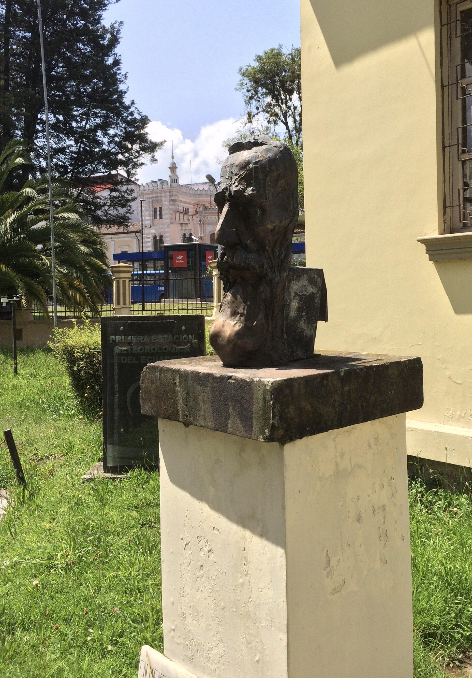 Bust of Milan Rastislav Štefánik at the Astronomical Observatory of Quito. — Ranoutofusername, CC BY 4.0 (Wikimedia Commons)