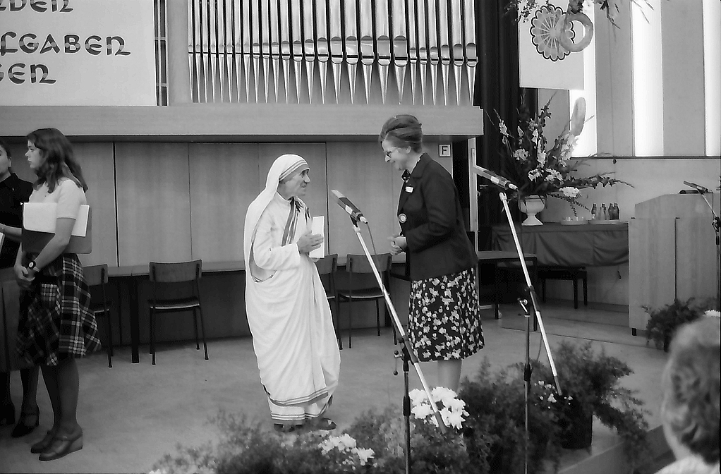Mother Teresa at a Caritas event at the Pädagogische Hochschule in Freiburg. — Willy Pragher, CC BY 4.0 (Wikimedia Commons)