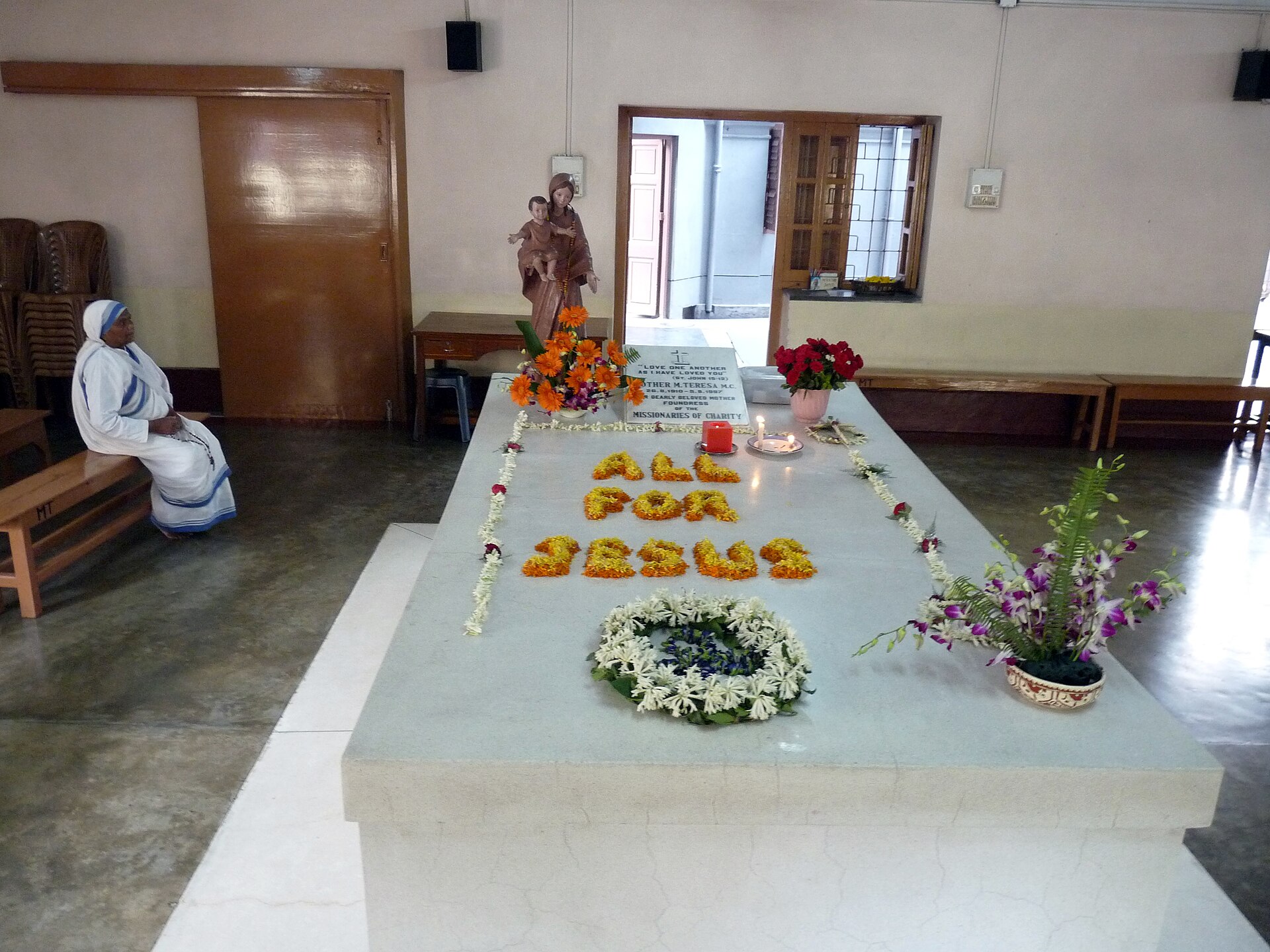 The tomb of Mother Teresa. — Steve Browne John Verkleir from Chicago, United States, CC BY 2.0 (Wikimedia Commons)