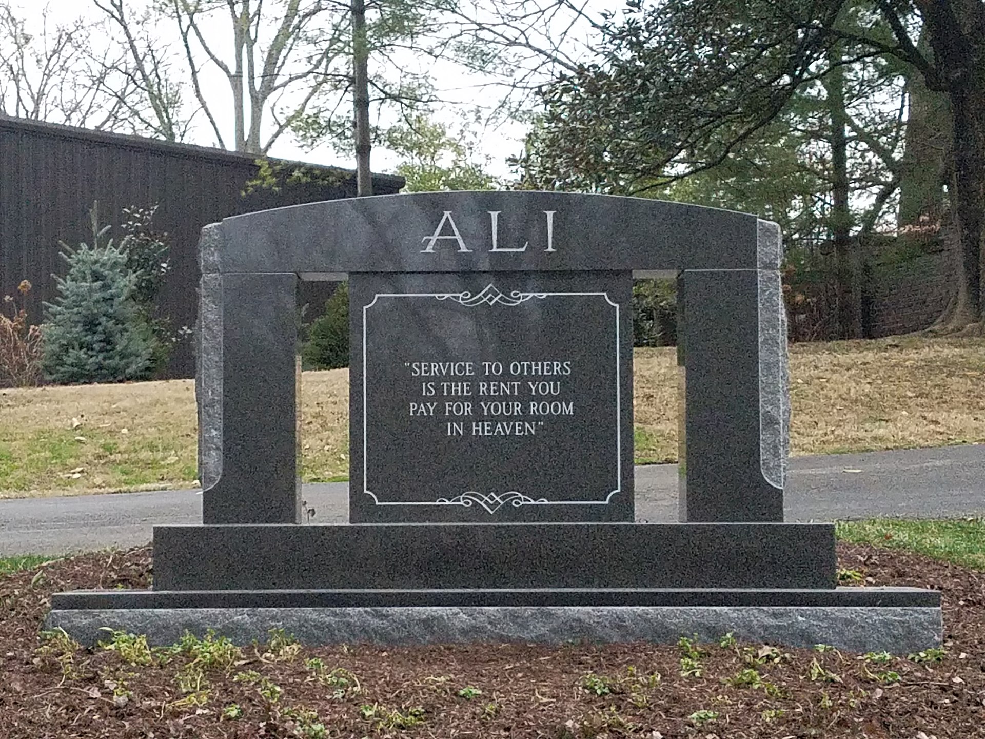 The headstone at the grave of Muhammad Ali. — RCJ21483, CC BY-SA 4.0 (Wikimedia Commons)