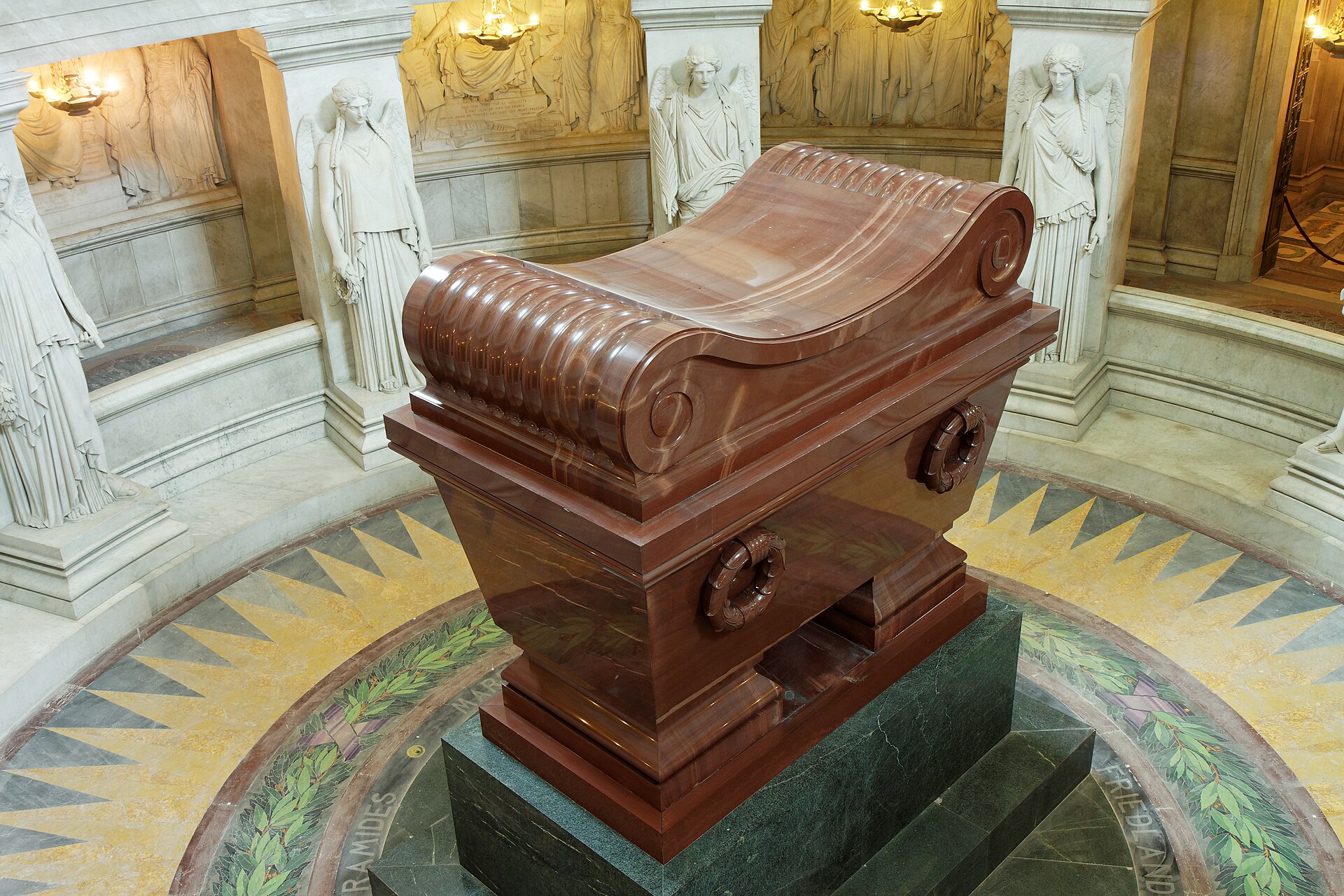 The tomb of Napoleon beneath the dome of Les Invalides in Paris. — Thesupermat, CC BY-SA 3.0 (Wikimedia Commons)