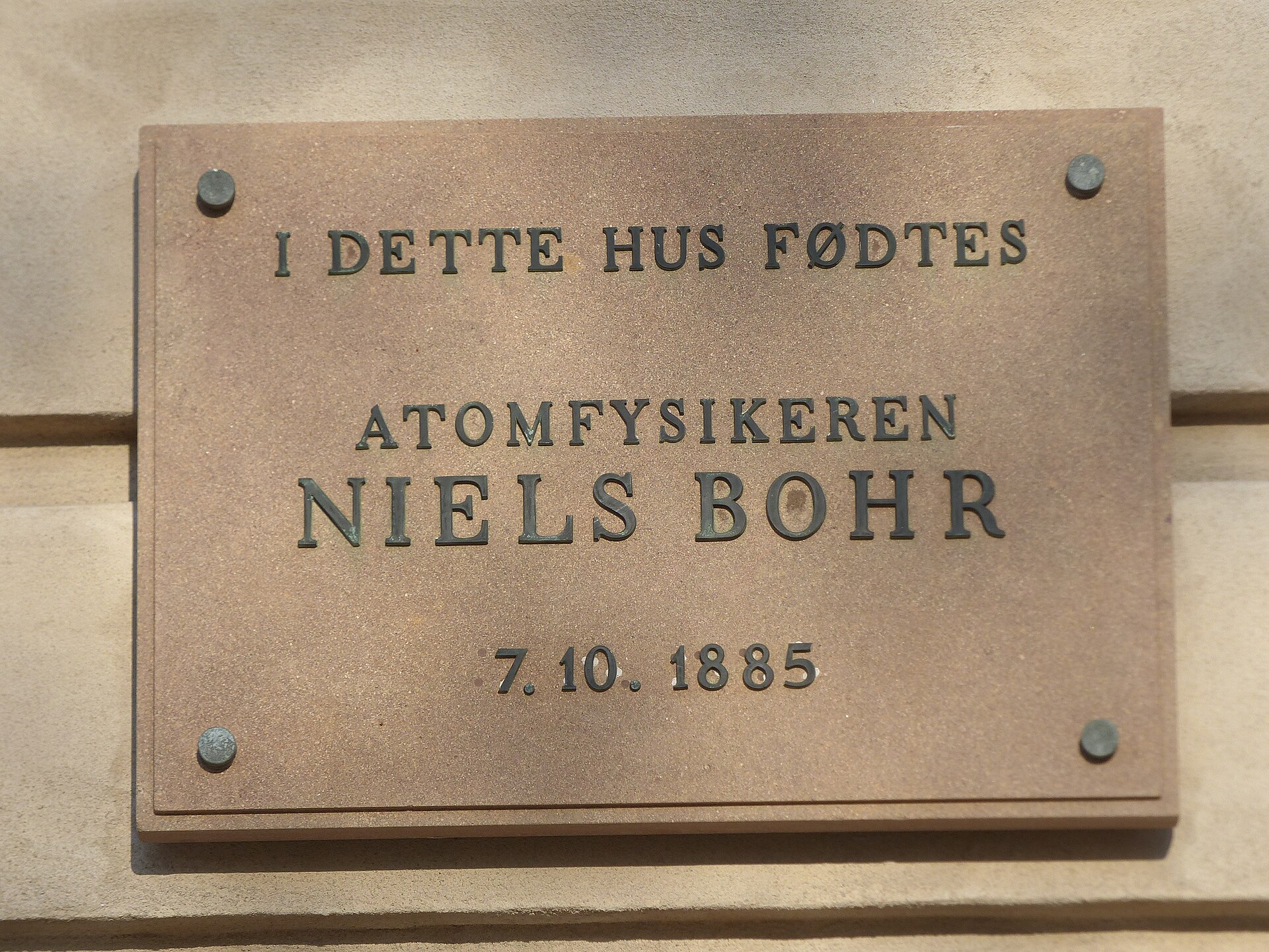 A memorial plaque to Niels Bohr at Ved Stranden 14 in Copenhagen. — Fyrtaarn, CC BY-SA 4.0 (Wikimedia Commons)