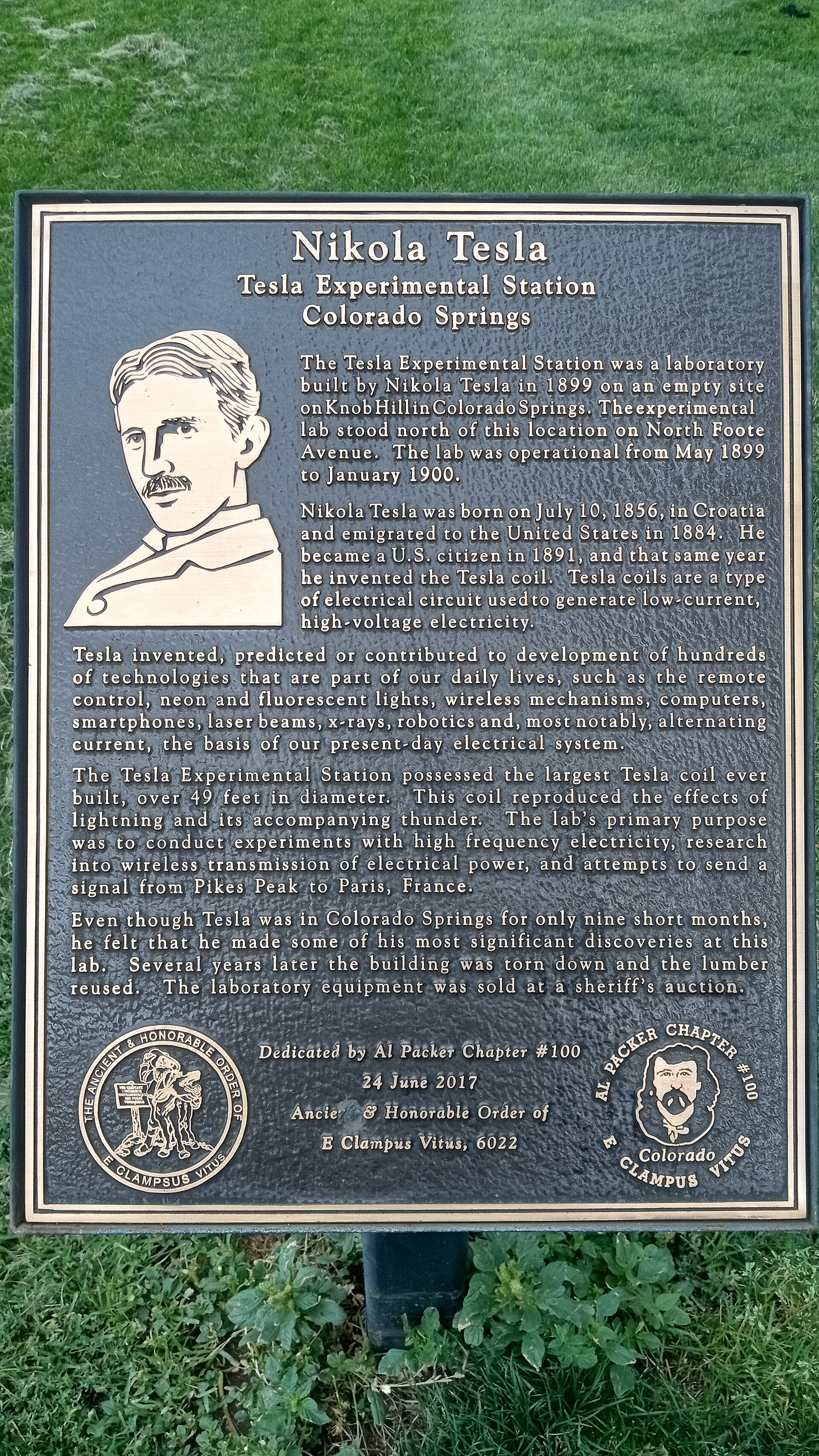 A plaque dedicated to Nikola Tesla in Memorial Park in Colorado Springs, near the site of his laboratory. — Septagram, CC BY-SA 4.0 (Wikimedia Commons)