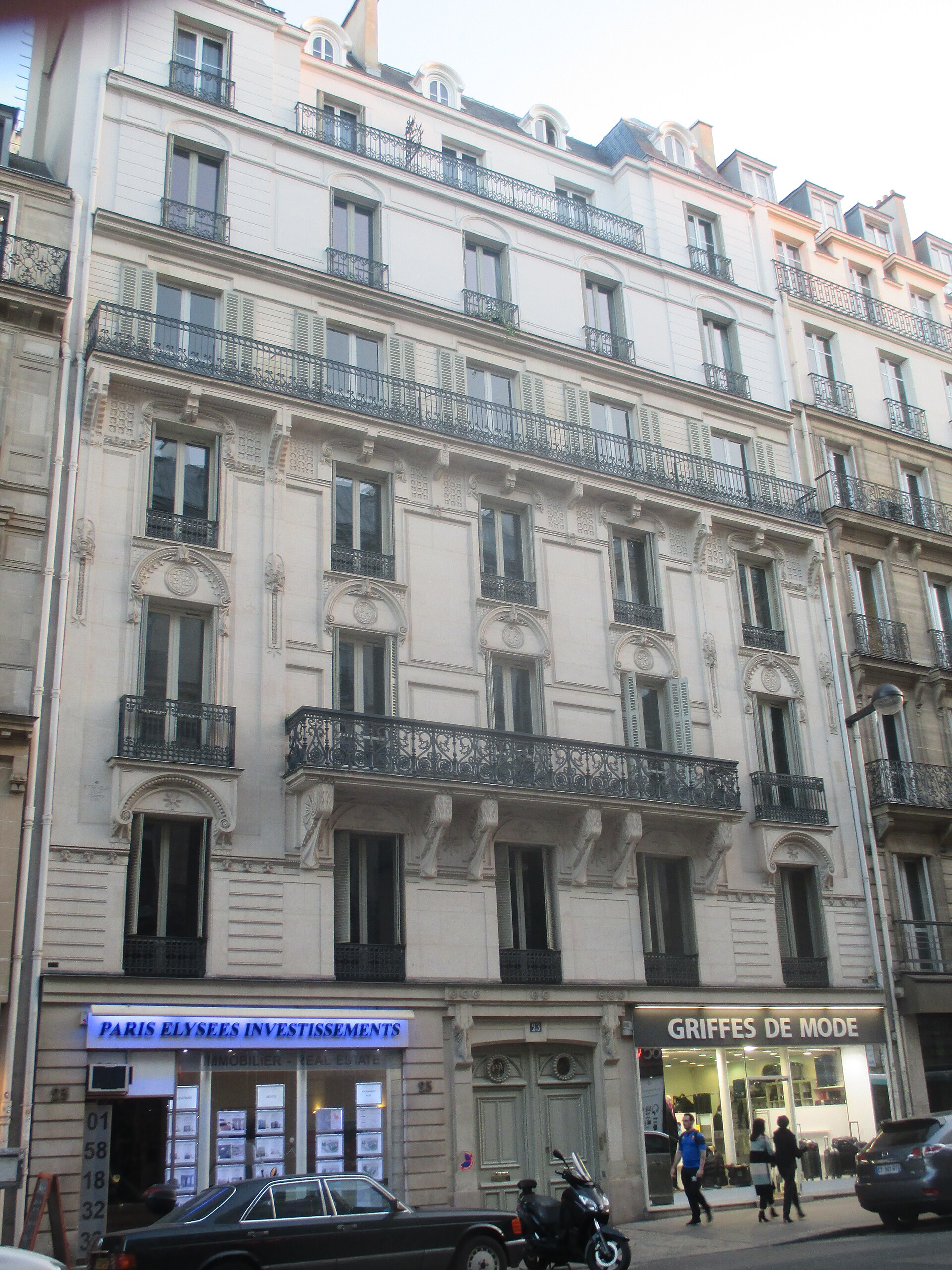 The building at 23 rue La Boétie in Paris, where Picasso kept a studio between the wars. — Thomon, CC BY-SA 4.0 (Wikimedia Commons)