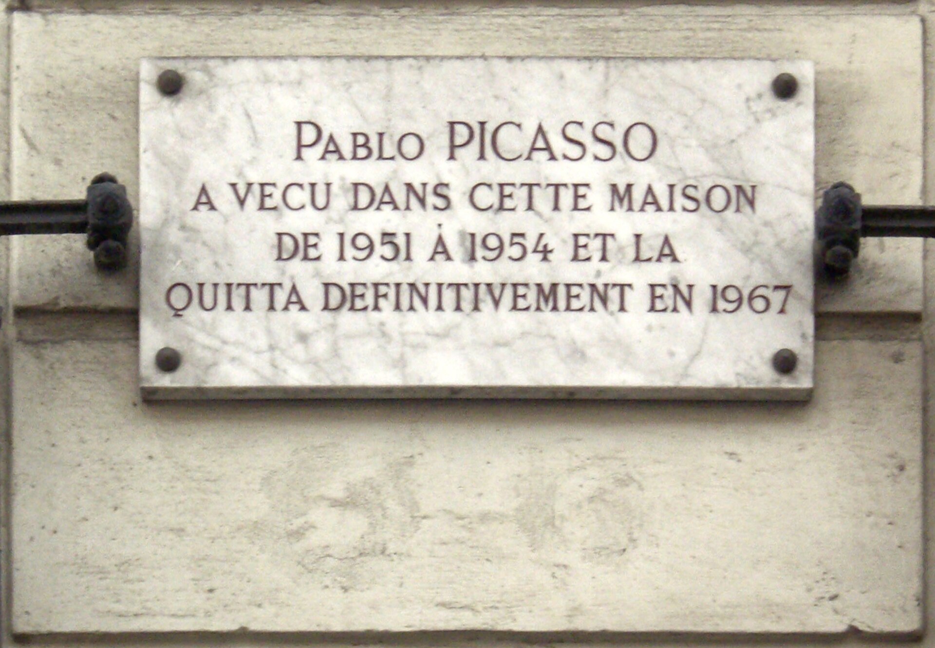 A plaque at 9 rue Gay-Lussac in Paris, where Picasso lived from 1951 to 1954. — Wikimedia Commons / Mu, CC BY-SA 3.0 (Wikimedia Commons)