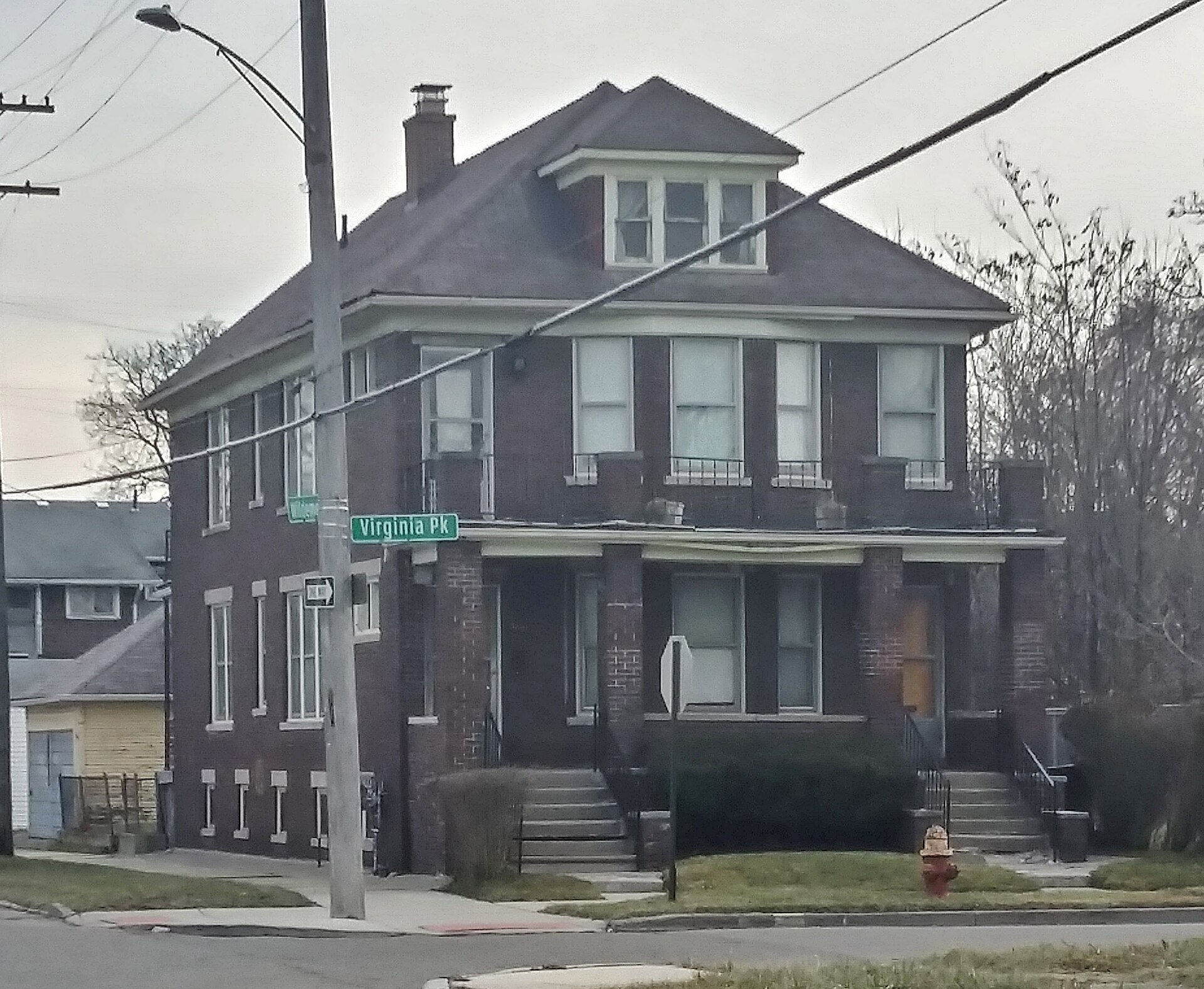 The apartment building in the Virginia Park neighbourhood of Detroit where Rosa Parks lived. — Andrew Jameson, CC BY-SA 4.0 (Wikimedia Commons)