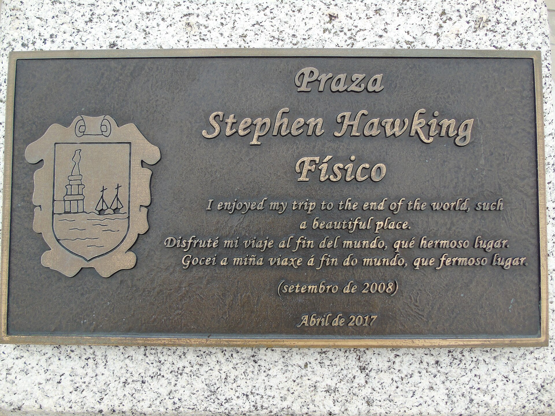 Praza Stephen Hawking, a square named in his honour near the Cabo Fisterra lighthouse in Galicia, Spain. — Fernando Losada Rodríguez, CC BY-SA 4.0 (Wikimedia Commons)