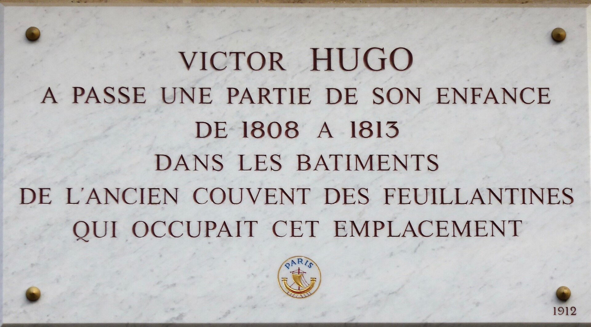 Commemorative plaque to Victor Hugo at Les Feuillantines in Paris. — VVVCFFrance, CC BY-SA 4.0 (Wikimedia Commons)