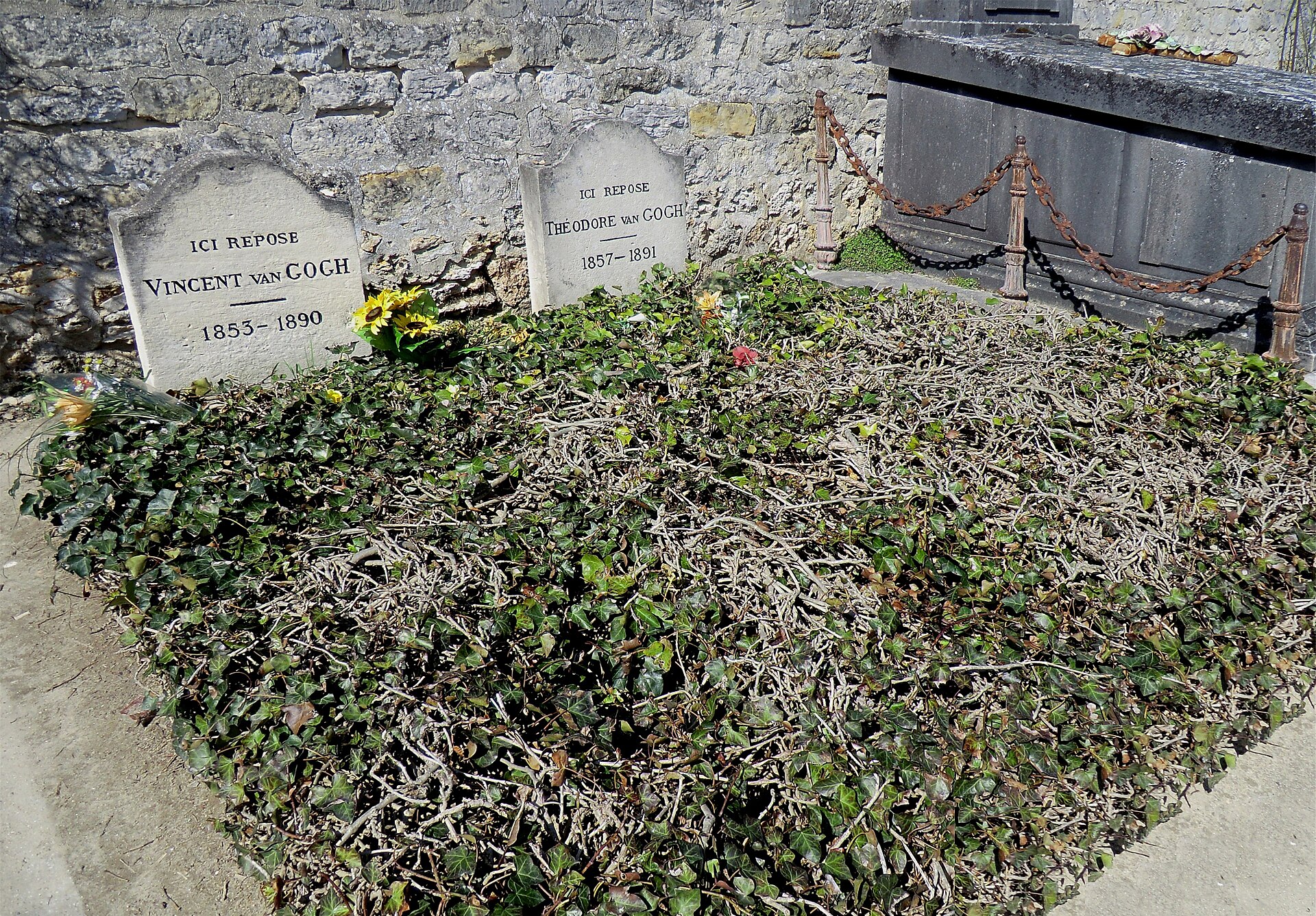 The graves of Vincent van Gogh and his brother Theo at the cemetery in Auvers-sur-Oise, France. — Wayne77, CC BY-SA 4.0 (Wikimedia Commons)