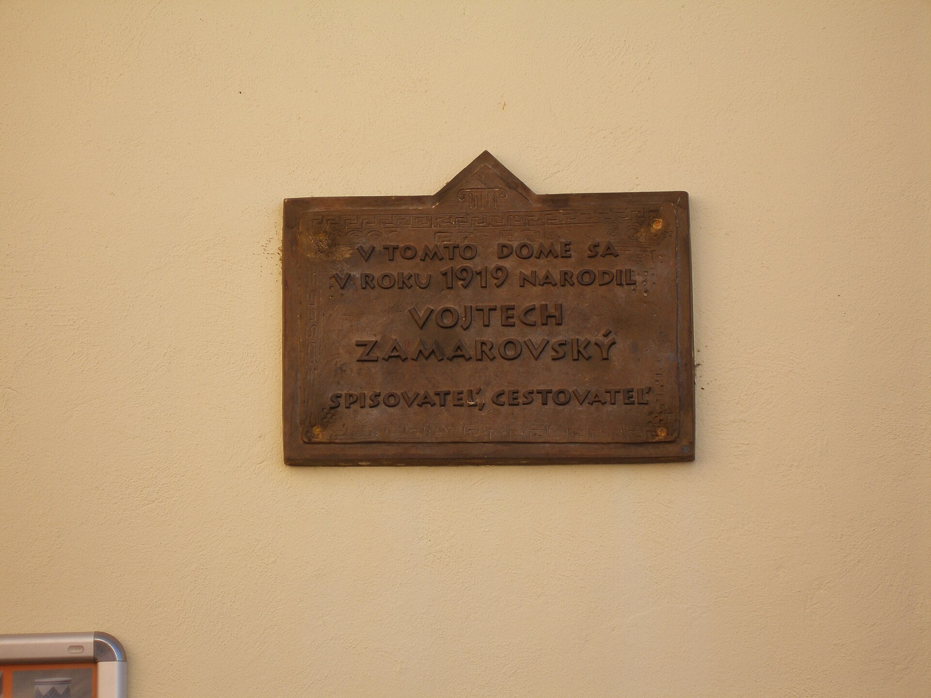 A memorial plaque on the birth house of Vojtech Zamarovský in Trenčín. — Jan Polák, CC BY-SA 3.0 (Wikimedia Commons)