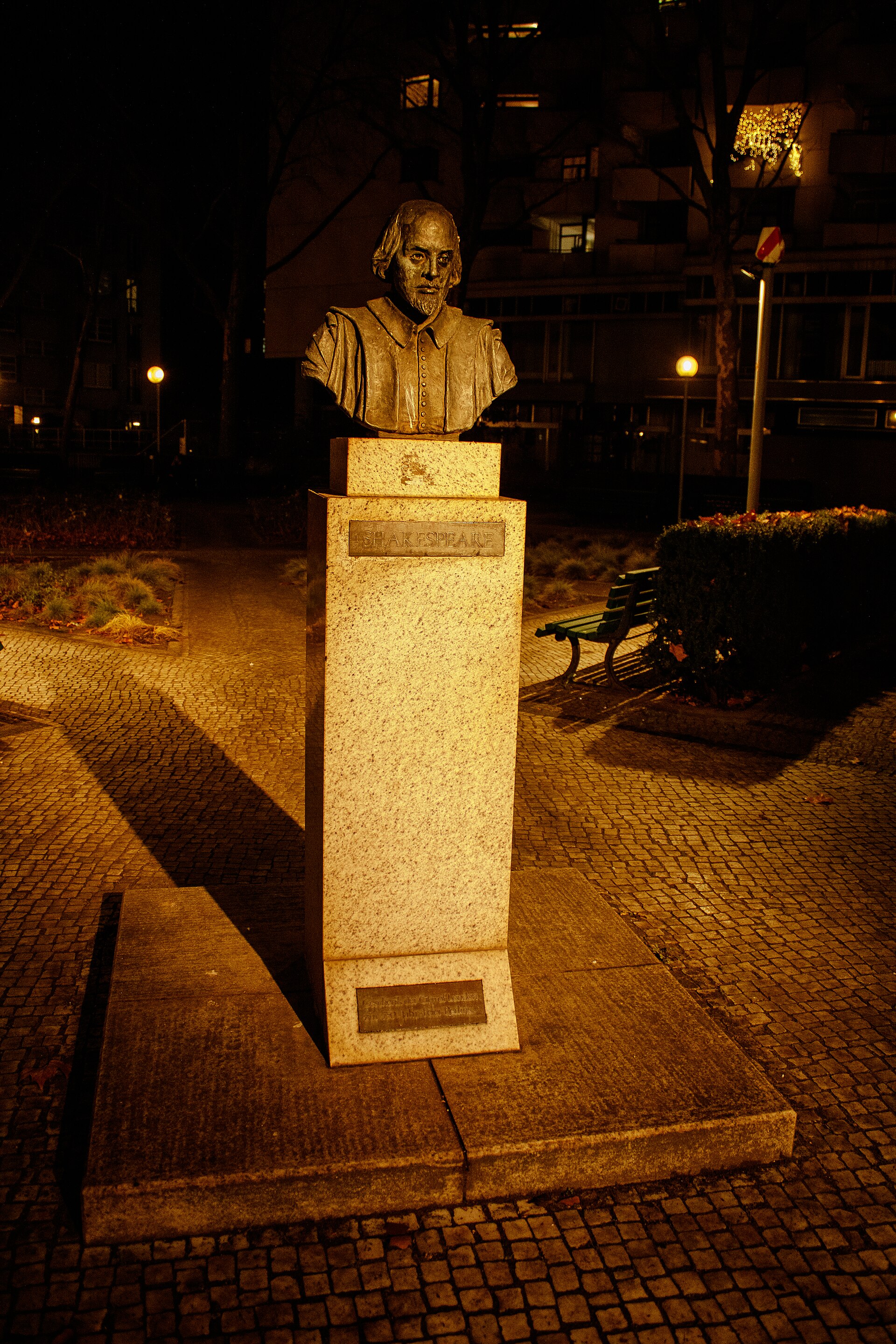 Bust of William Shakespeare on Bismarckstraße in Charlottenburg, Berlin. — UzeyirMikayil, CC BY-SA 4.0 (Wikimedia Commons)
