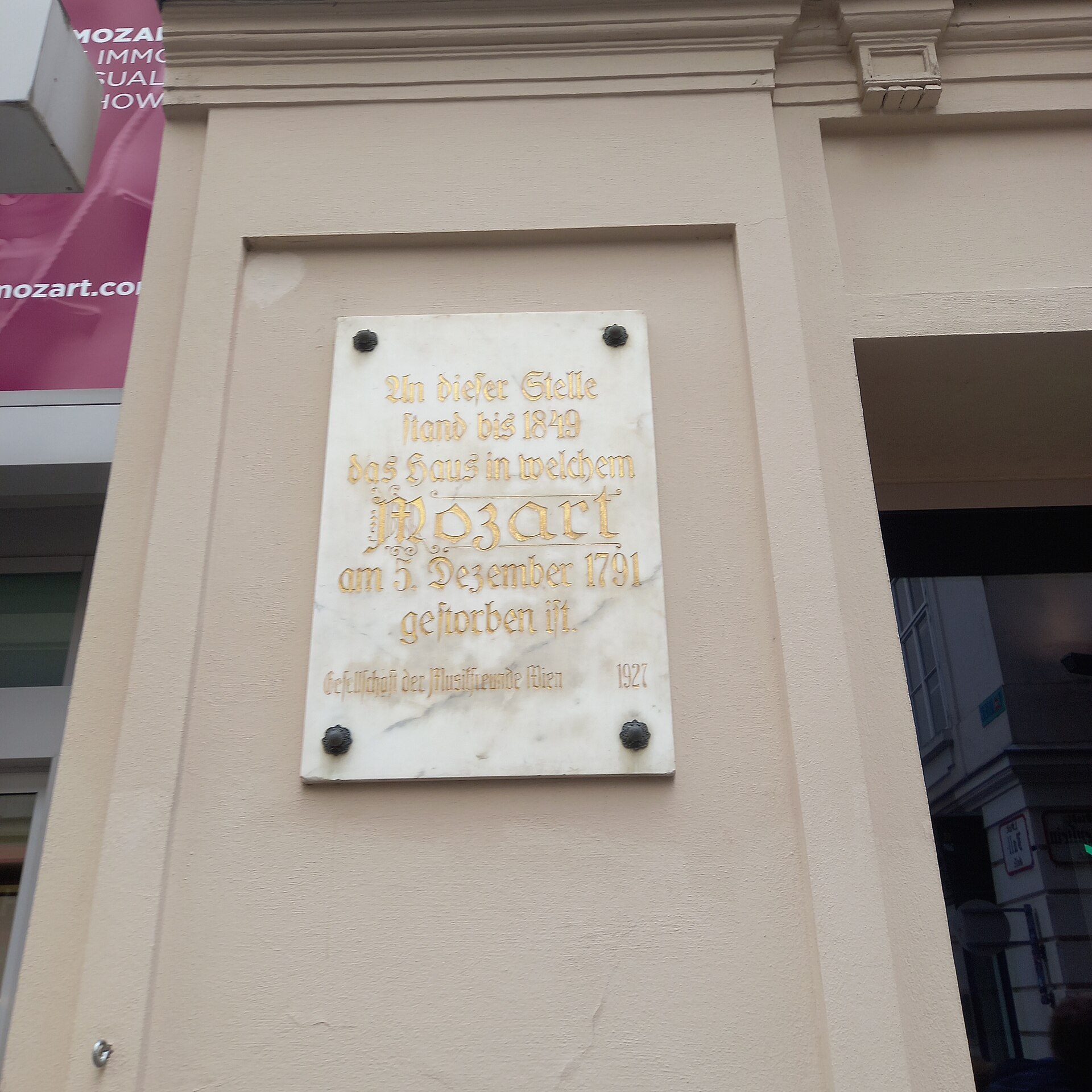 A memorial plaque on the house in Vienna where Wolfgang Amadeus Mozart died. — Harvey Kneeslapper, CC BY-SA 4.0 (Wikimedia Commons)